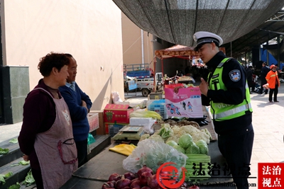 3月7日，枣庄市公安局山亭分局交警大队民辅警深入集贸市场，向群众宣讲交通安全知识。.jpg