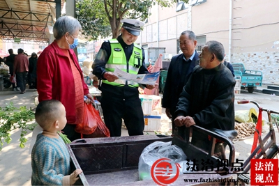 3月7日，枣庄市公安局山亭分局交警大队民辅警走进集贸市场，向群众宣讲交通安全知识。.jpg