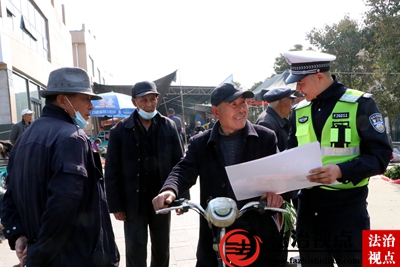 3月7日，枣庄市公安局山亭分局交警大队辅警在辖区集贸市场向群众宣讲交通法规。.jpg