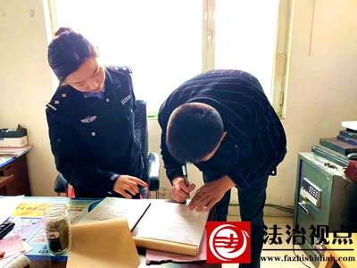 图为民警在督促相关人员落实安全措施.jpg