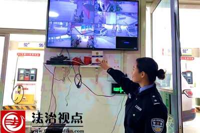 图为民警在检查警保联控设备.jpg