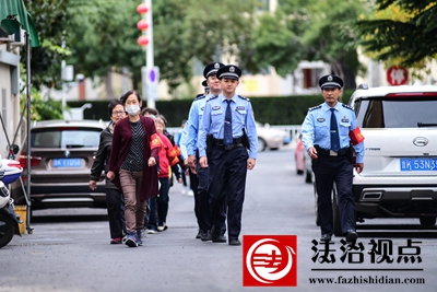 赵云博带领民警巡逻(1).jpg