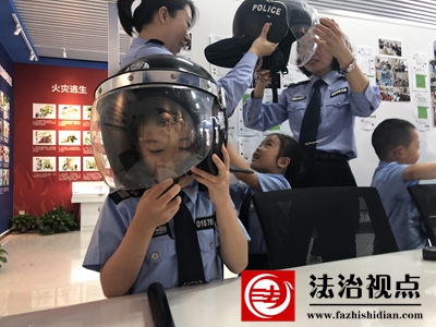 警娃试戴头盔.JPG