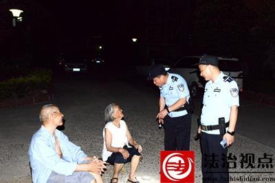 6月16日夜，枣庄市公安局山亭分局民警深入辖区偏远社区开展夜间巡逻防控，向纳凉群众宣讲安全防范常识。.jpg