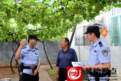 6月18日，枣庄市公安局山亭分局北庄派出所民辅警在北庄镇洪门村村民王光忠家的葡萄架下宣传反电诈常识。.jpg