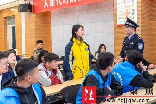 3月19日，枣庄市公安局山亭分局网安大队民警与山亭区职业中专学生交流互动，面对面讲解识别网络谣言的方法和技巧。.jpg