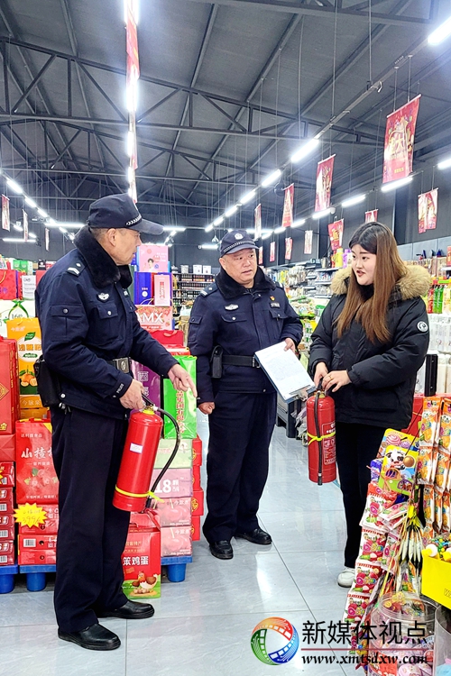 2月12日，枣庄市公安局山亭分局水泉派出所民辅警深入辖区超市开展安全检查，现场演示如何正确使用消防器材。.jpg