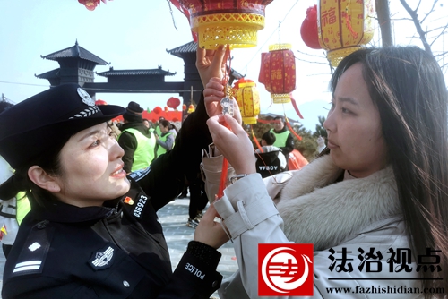 2月12日，枣庄市公安局山亭分局冯卯派出所在独孤城长城风景旅游区开展“猜谜闹元宵，警民话反诈”活动，向群众宣讲反诈骗常识。.jpg