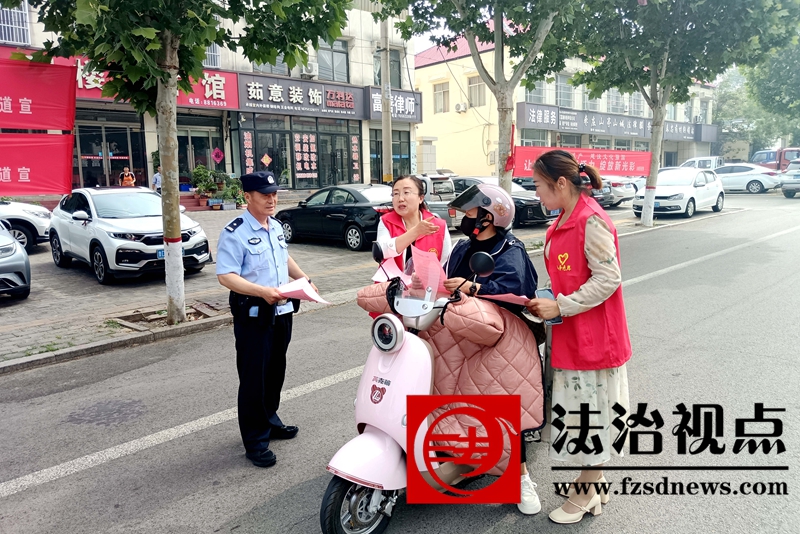 5月16日，枣庄市公安局山亭分局山城派出所民警和志愿者向群众开展倡树文明新风主题宣传。.jpg
