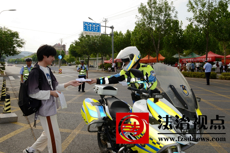 6月7日，枣庄市公安局山亭分局多警种联动，迅速为2名遗忘居民身份证的高考考生开具临时身份证明，交警大队交铁骑护考队员不到两分钟时间就将证明材料送到考生手中。(1).jpg