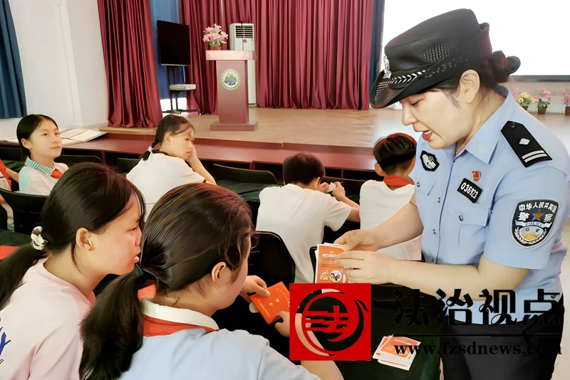 7月4日，枣庄市公安局山亭分局冯卯派出所民警向冯卯镇中心小学的学生们宣讲反诈和防溺水等安全常识。.jpg