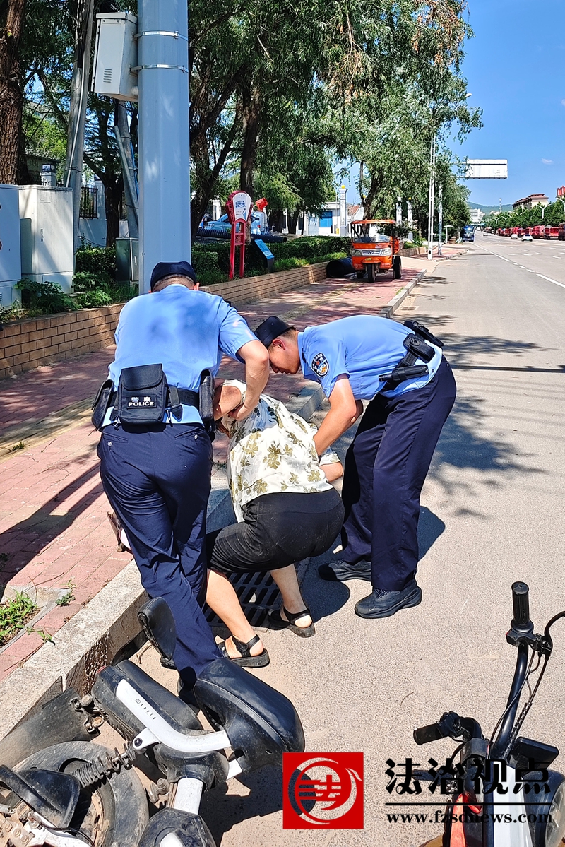 7月5日，枣庄市公安局山亭分局山城派出所民警及时将一位骑电动自行车摔倒在地的群众搀扶到安全地带。.jpg