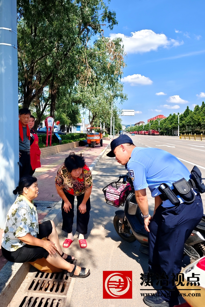 7月5日，枣庄市公安局山亭分局山城派出所民警在处警返回途中，将骑电动自行车摔倒在地的群众搀扶到安全地带，细心询问其身体状况。.jpg