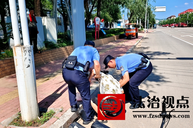 7月5日，枣庄市公安局山亭分局山城派出所民警在处警返回途中，及时救助一位骑电动自行车摔倒在地的群众。.jpg